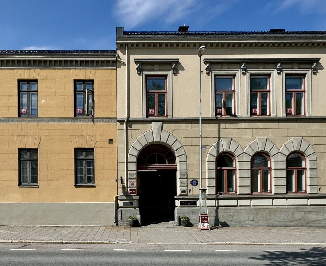 to murg&aring;rder i 2 etasjer med stor port mot gate