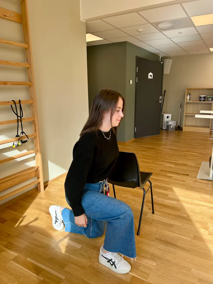 fysioterapeut viser utfall