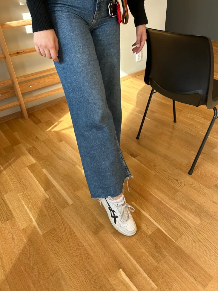 Fysioterapeuten strekker fram en fot.