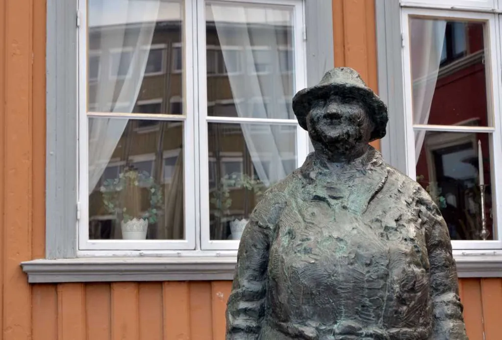 Bilde av skulpturen av torgkona på Torvet