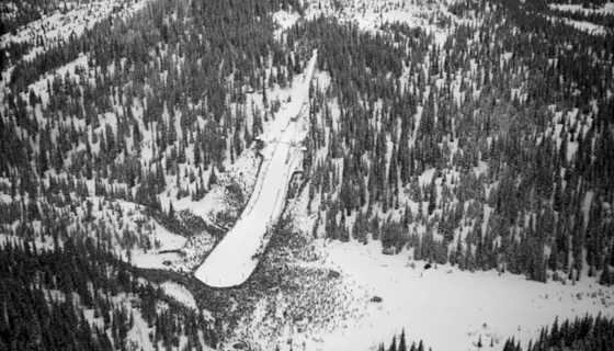 Luftfoto av hoppbakken i Granåsen under NM i 1953