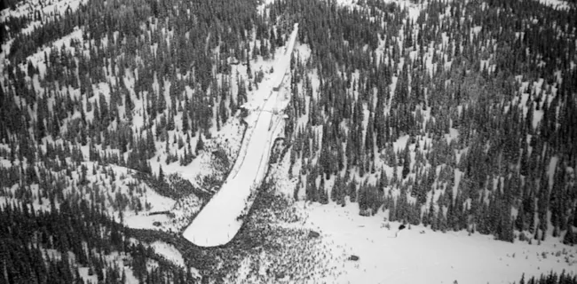 Luftfoto av hoppbakken i Granåsen under NM i 1953