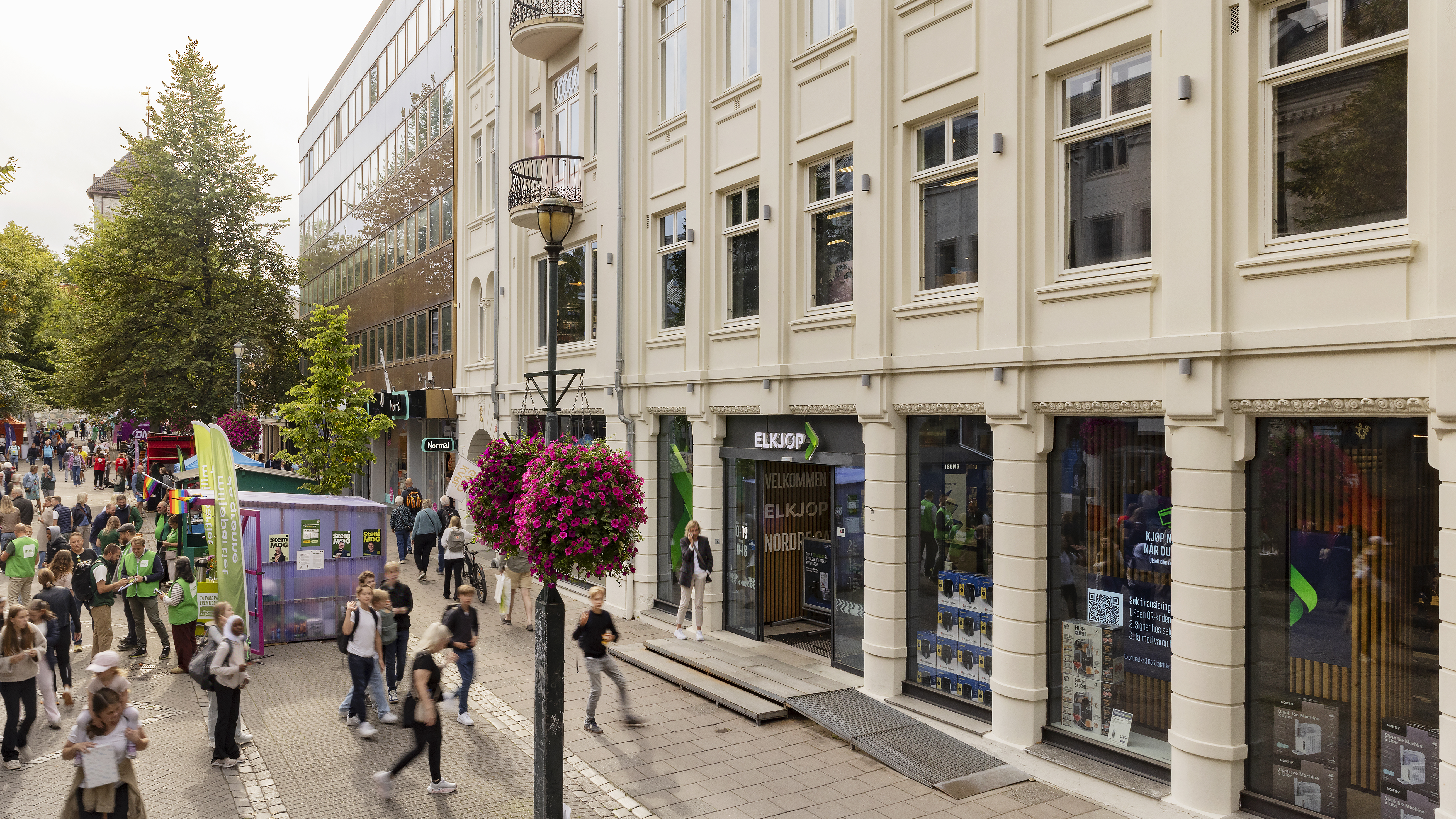 en rampe i strekkmetall. Rampen har liten høyde og er uten rekkverk