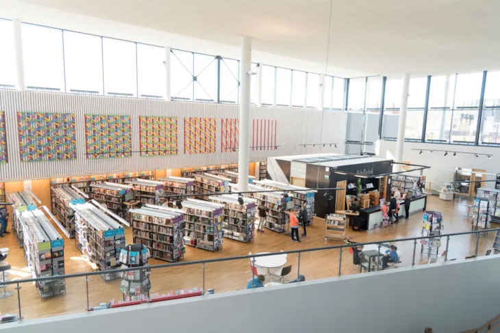 Oversiktsbilde fra Byåsen bibliotek innendørs.