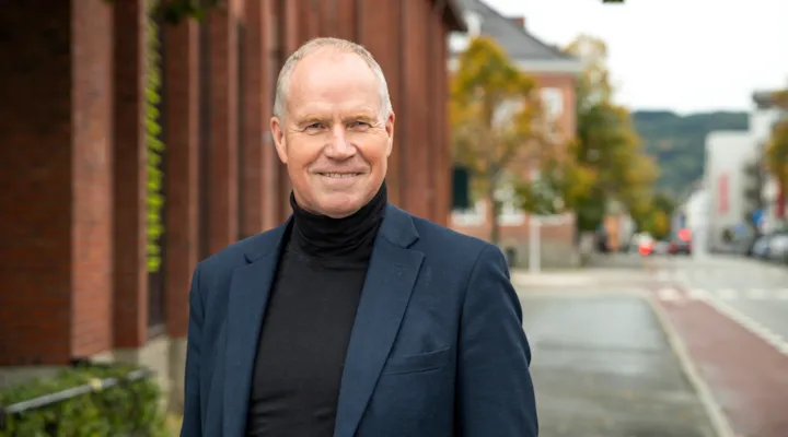 Kultur- og idrettsdirektør i Erling Skakkes gate foran Nordenfjeldske Kunstindustrimuseum.