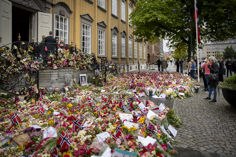 Blomster, flagg og lys til kongen