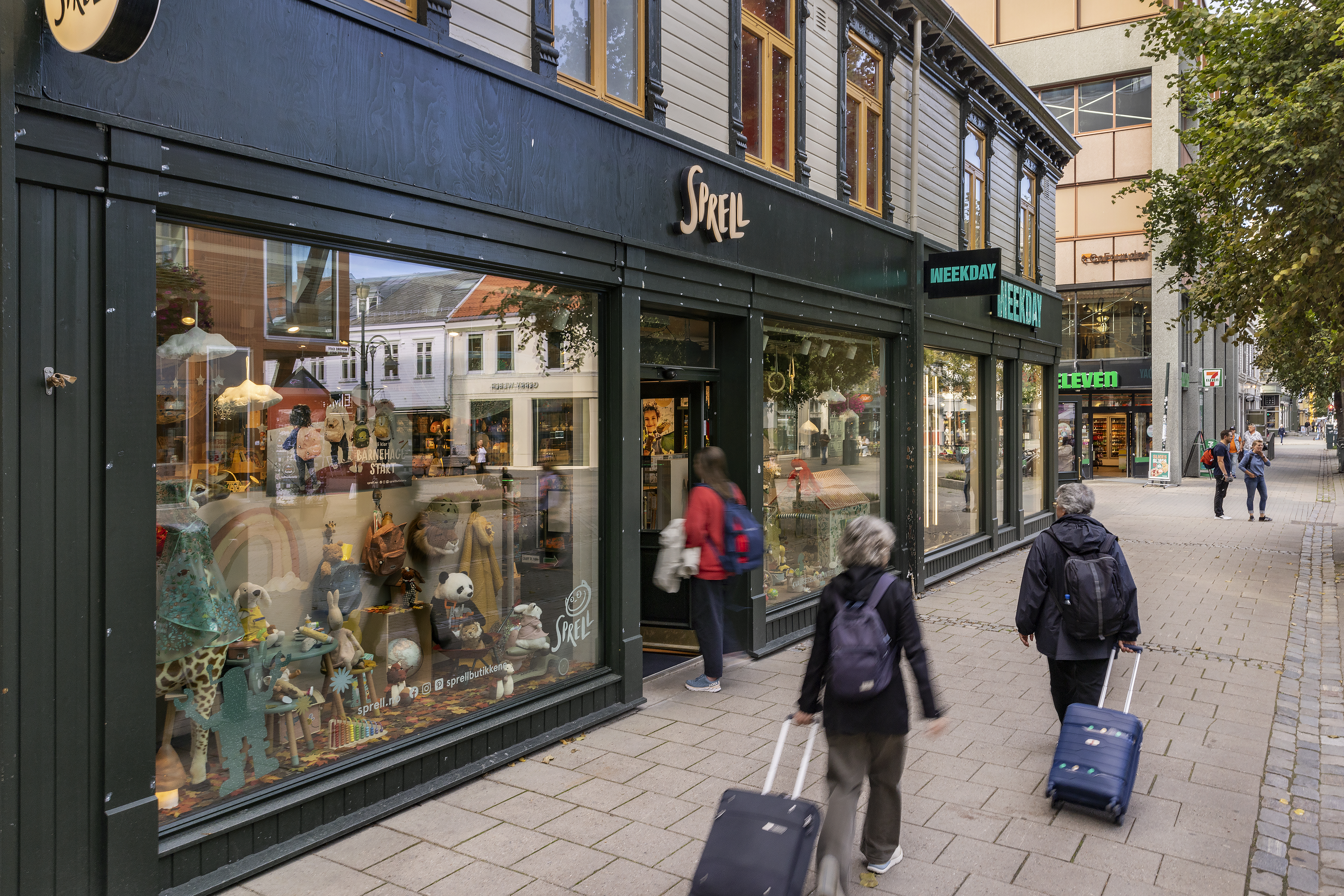 inngang til butikk med fortau utenfor