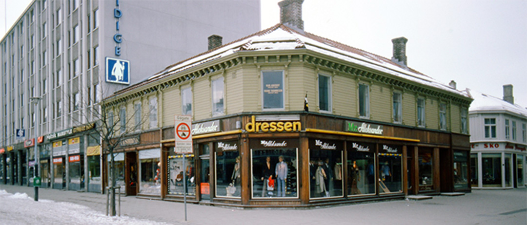 bilde av bygningen p&aring; 80tallet, da vises et trinn fra gate og opp til innganger