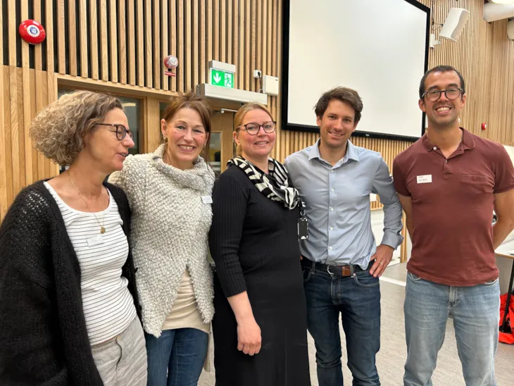 Forskerteamet fra NTNU står sammen, tre kvinner og to mennmenn og t