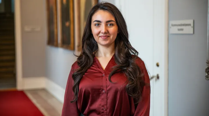 Portrettbilde av Myroslava Nitsenko i gangen på rådhuset.