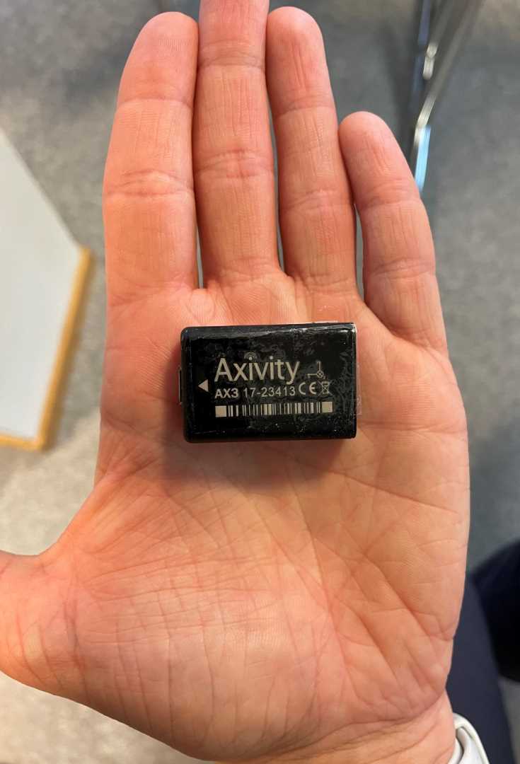 Bilde av en aktivitetsmåler liggende i en hånd