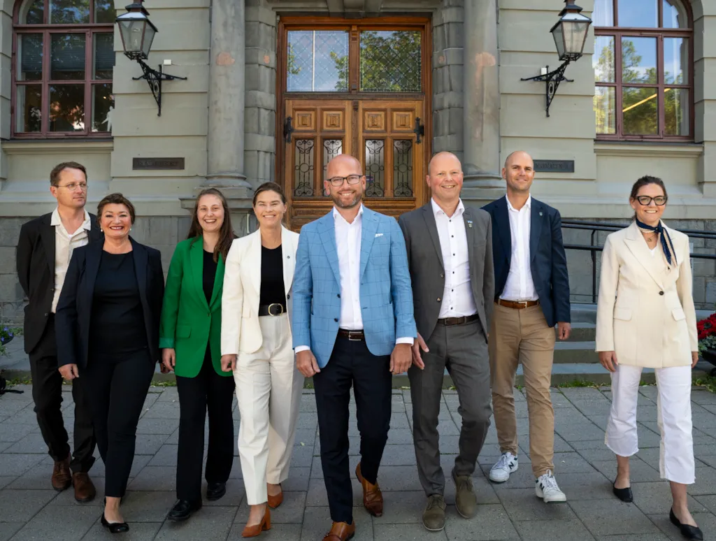 Foto av byrådet foran rådhuset