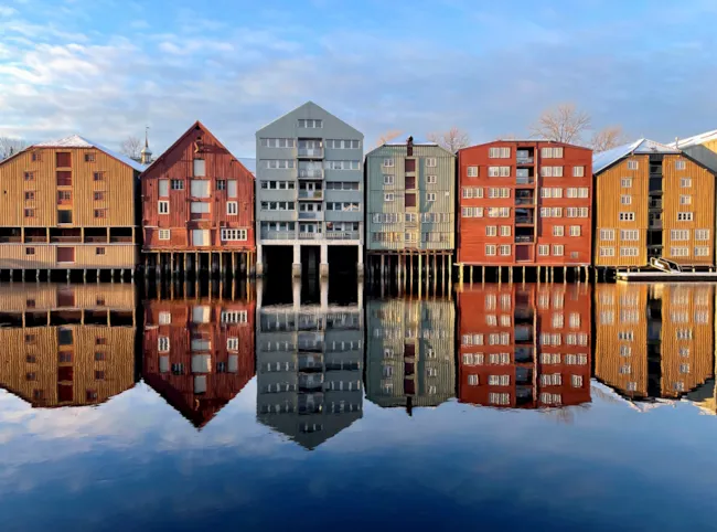 Bilde av seks av bryggene i bryggerekka, for å illustrere farger i Trondheim.