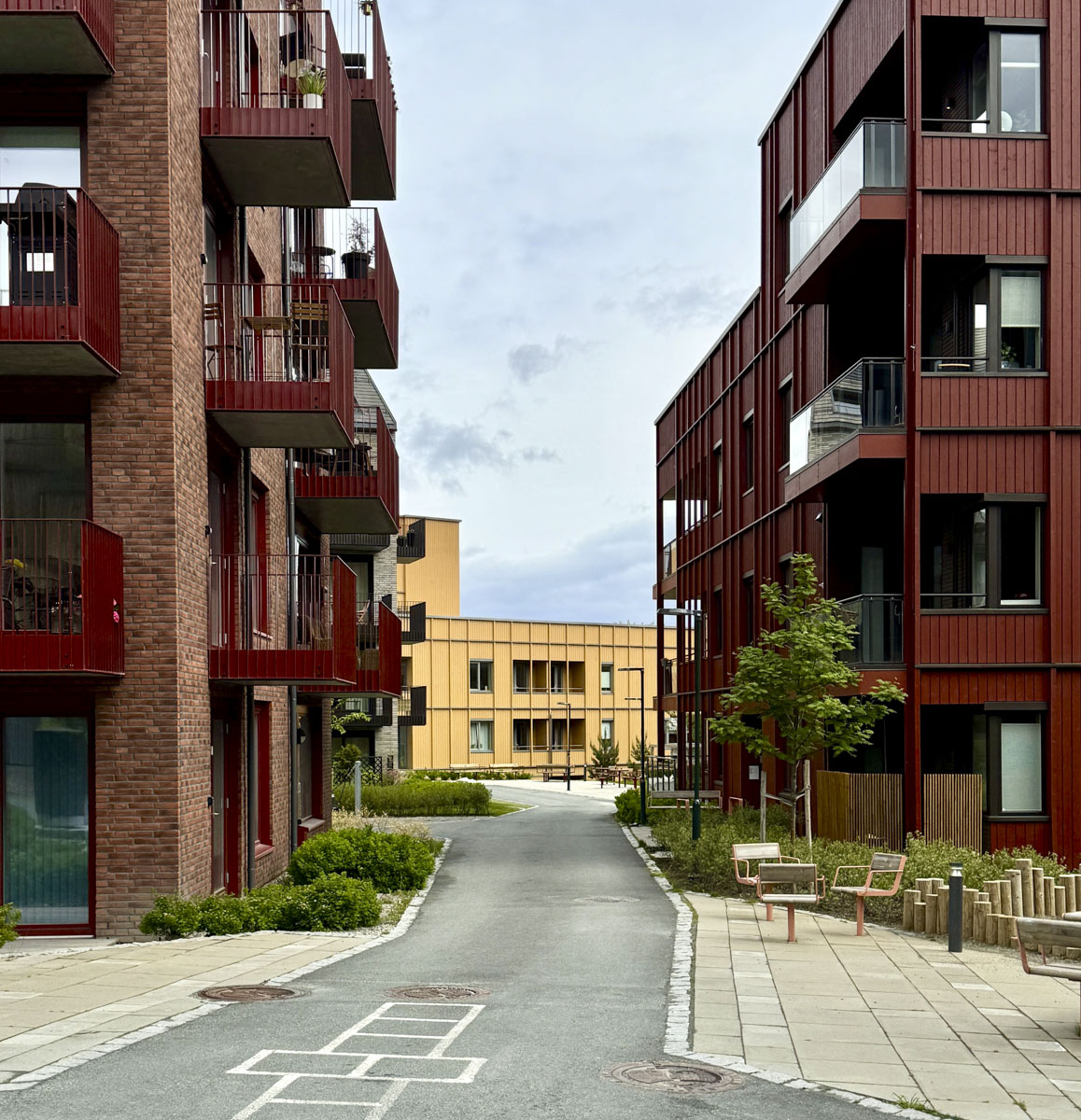 To røde boligblokker