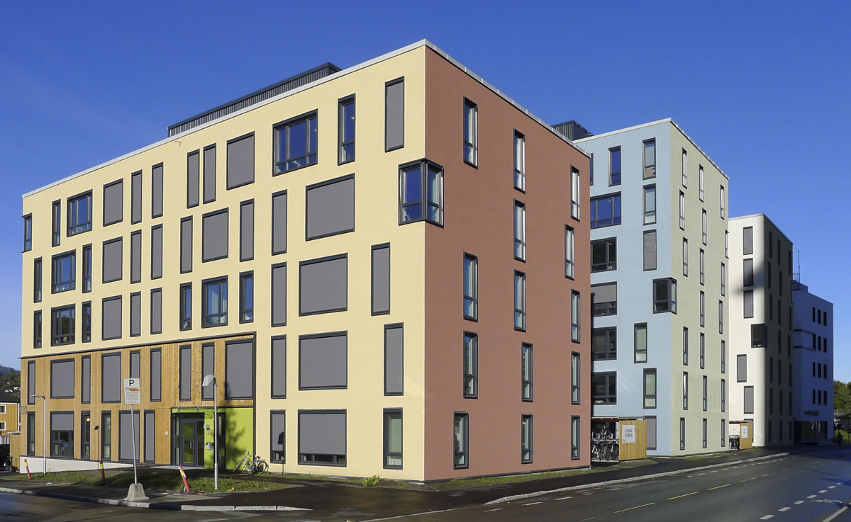 Tre boligblokker i ulike farger