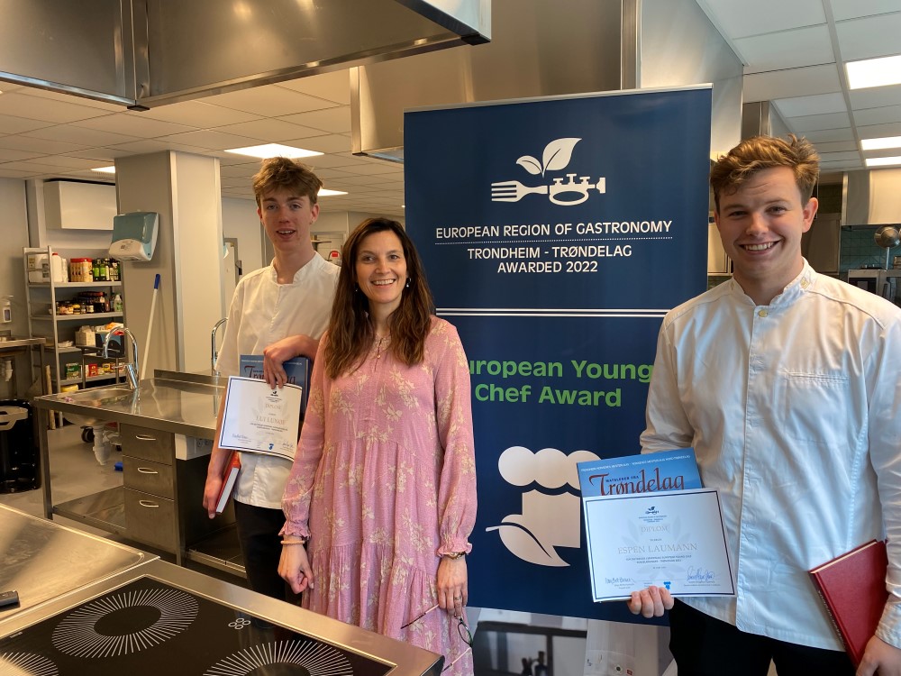 Bilde av deltaker Lui Lunøe, prosjektleder for ERG May Britt Hansen og vinner Espen Laumann