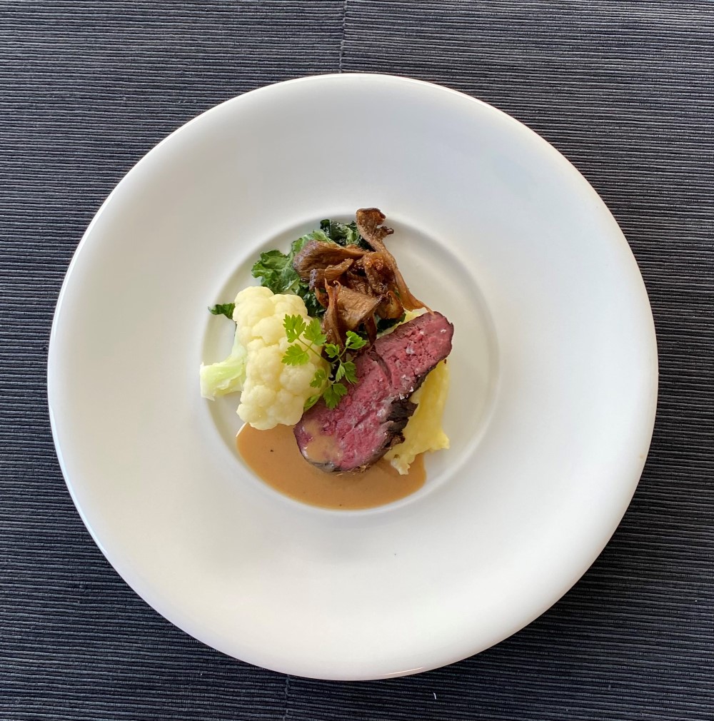 Nærbilde av hovedrett. Røkt plomme av Reinsdyr fra Røros