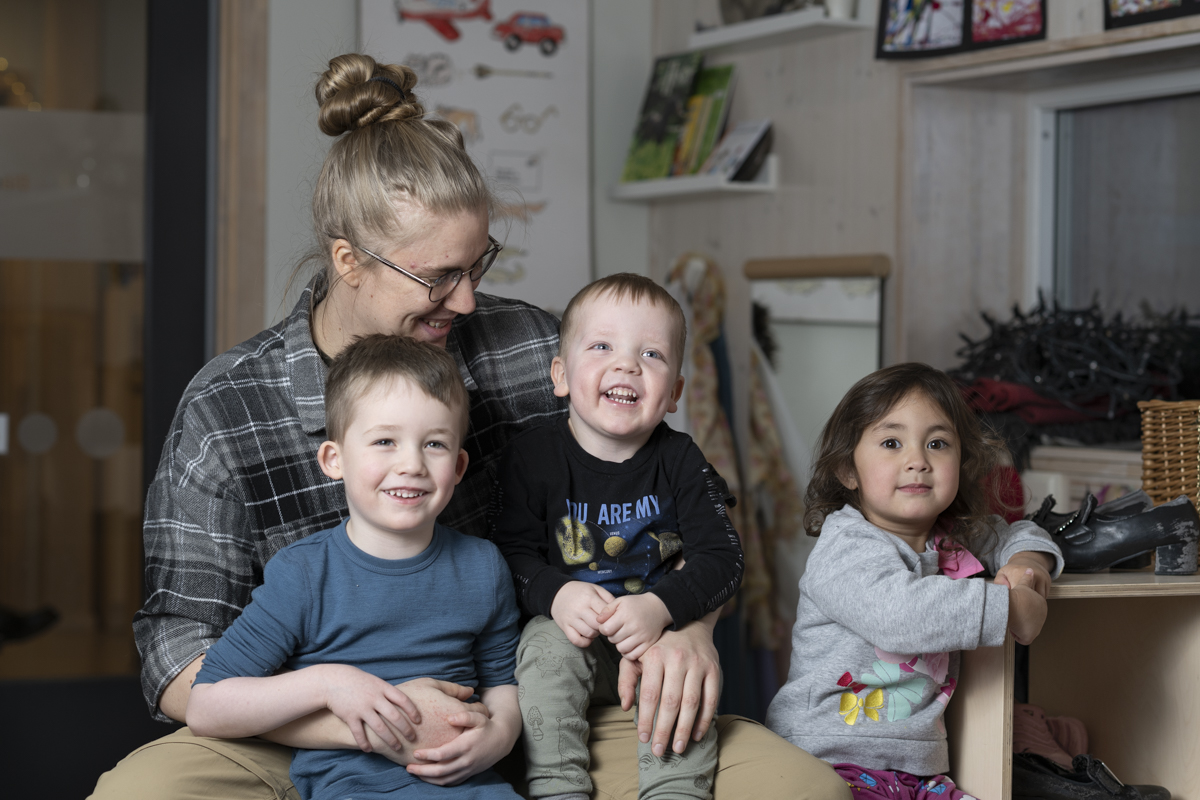 Illustrasjonsbilde barn sammen med barne- og ungdomsarbeider