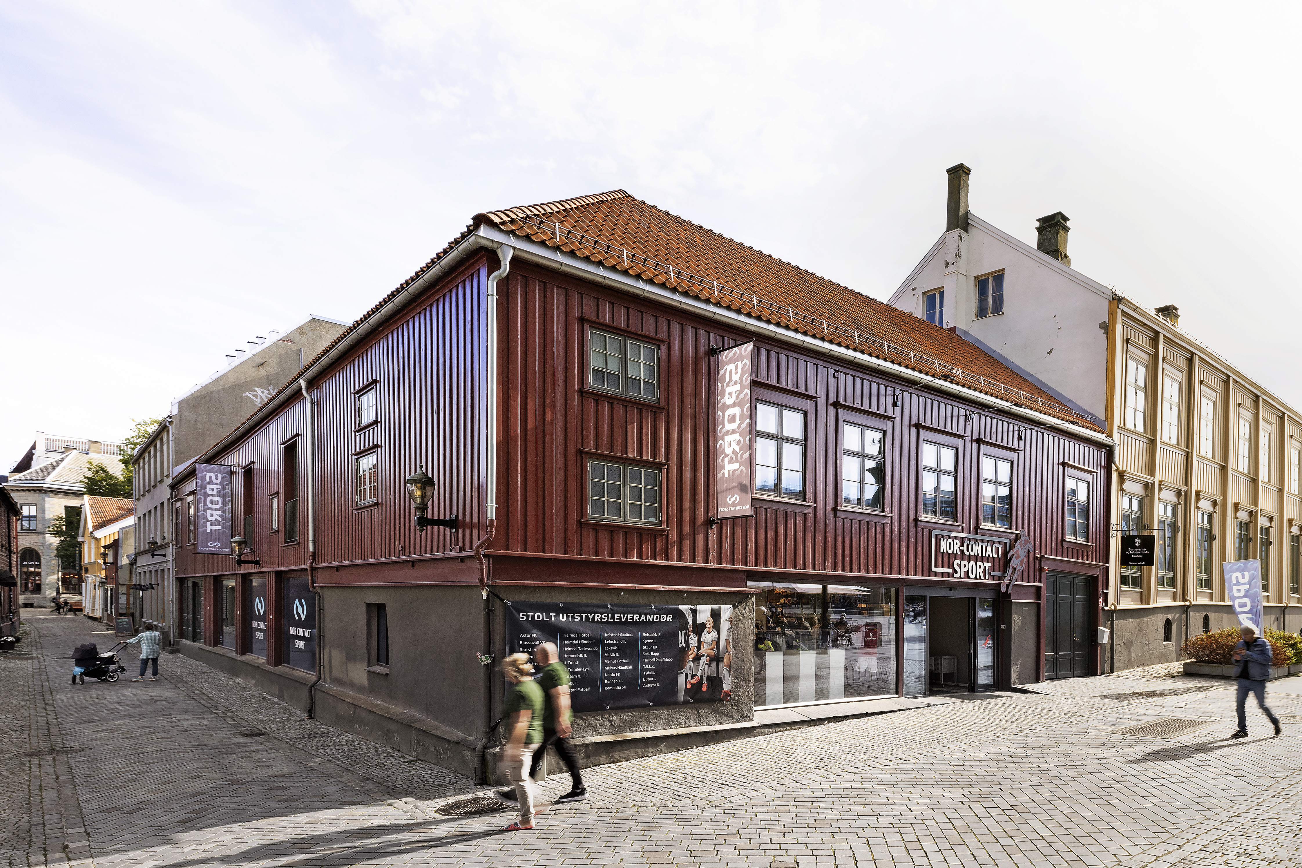 bygningen sett fra litt avstand slik at begge fasader for hj&oslash;rne vises