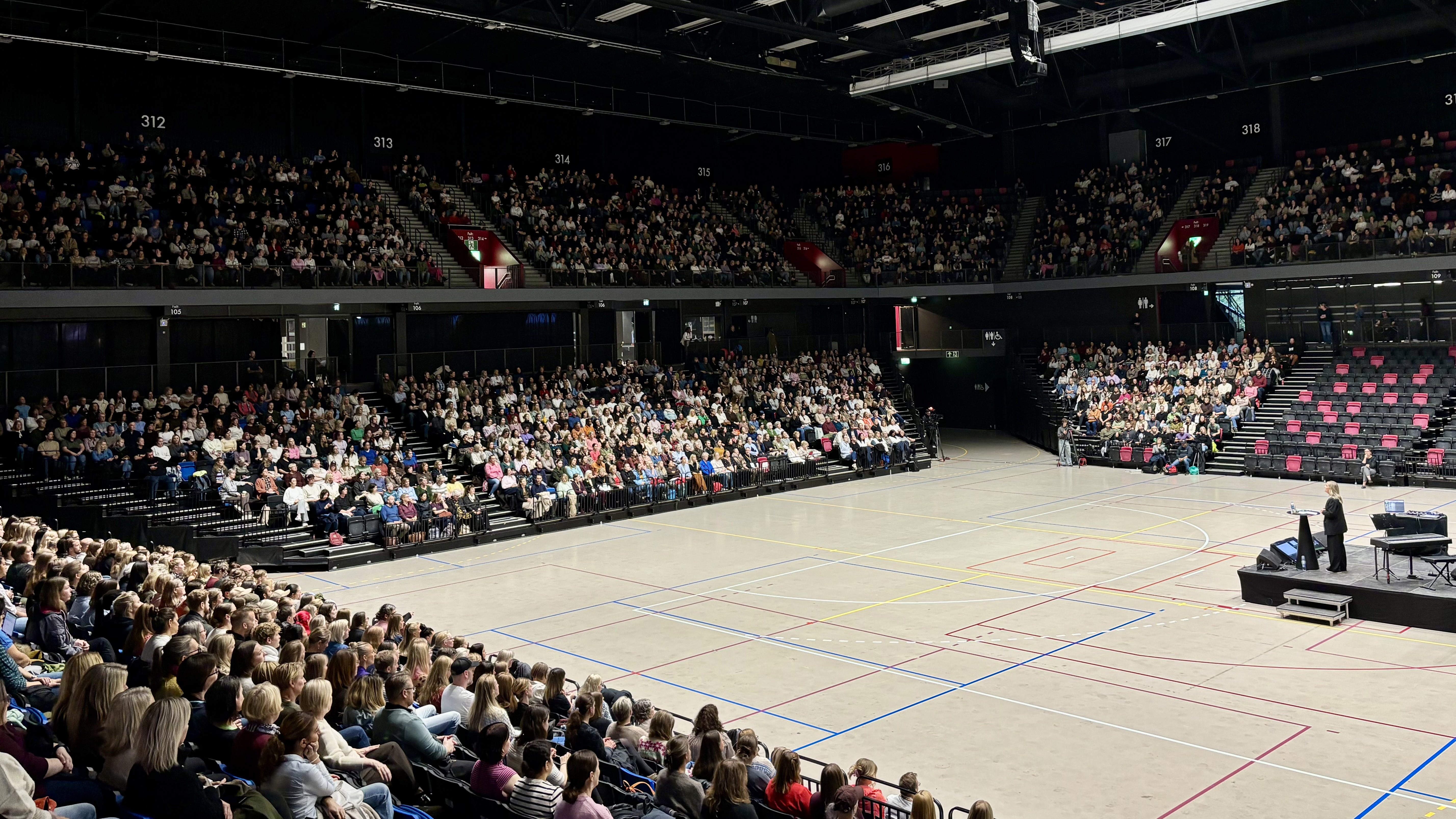 Kommunalsjefen snakker til et fullsatt Trondheim spektrum.