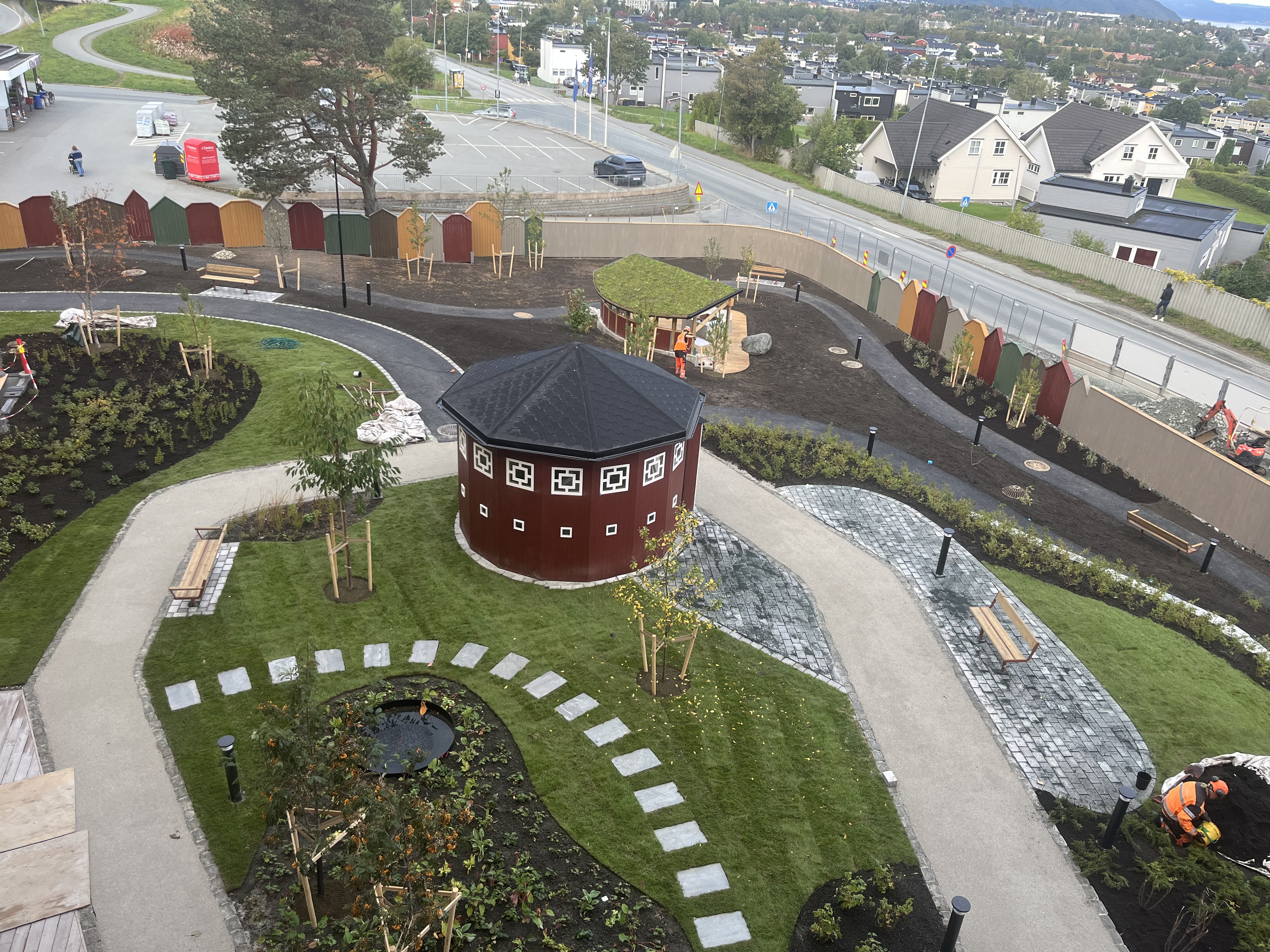 Et trebygg som ligner Studentersamfundet i en hage