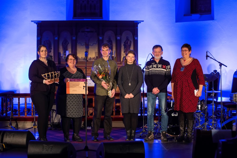 Glade prismottakere fra Trondheim sopp- og nyttevekstforening sammen med ordføreren. Fra venstre: Leder Maria del Carmen Myhre-Gomez Hegge, kasserer Eva Marie Bestvold, nestleder og kartleggingskoordinator Magnar Strand Olsen, tidligere leder Edel Kristin Humstad, frivillig ildsjel Harald Kristian Johnsen og ordfører Rita Ottervik (Foto: Javad Montazeri).