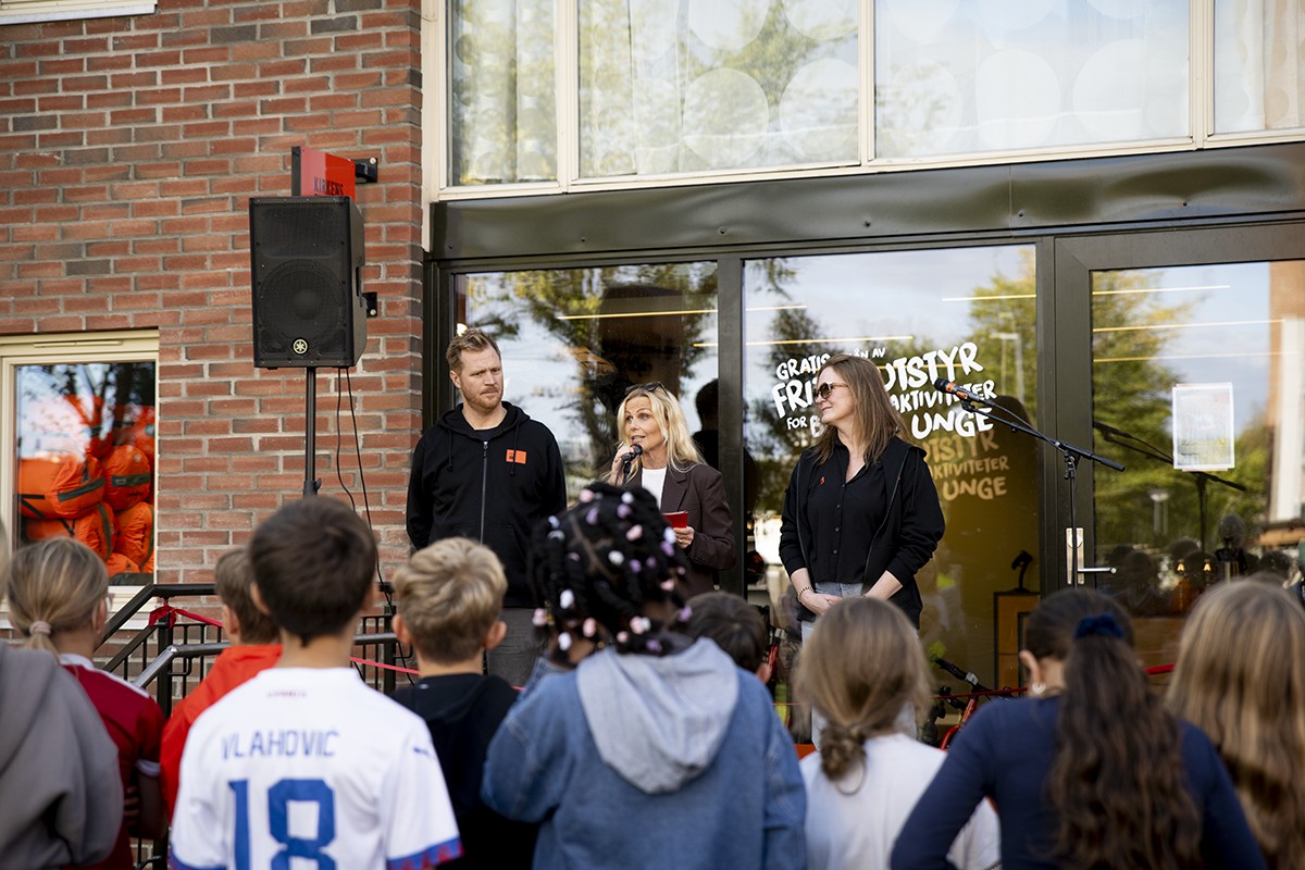 Tre ansatte i Kirkens Bymisjon holder tale til barn og unge p&aring; Tempe