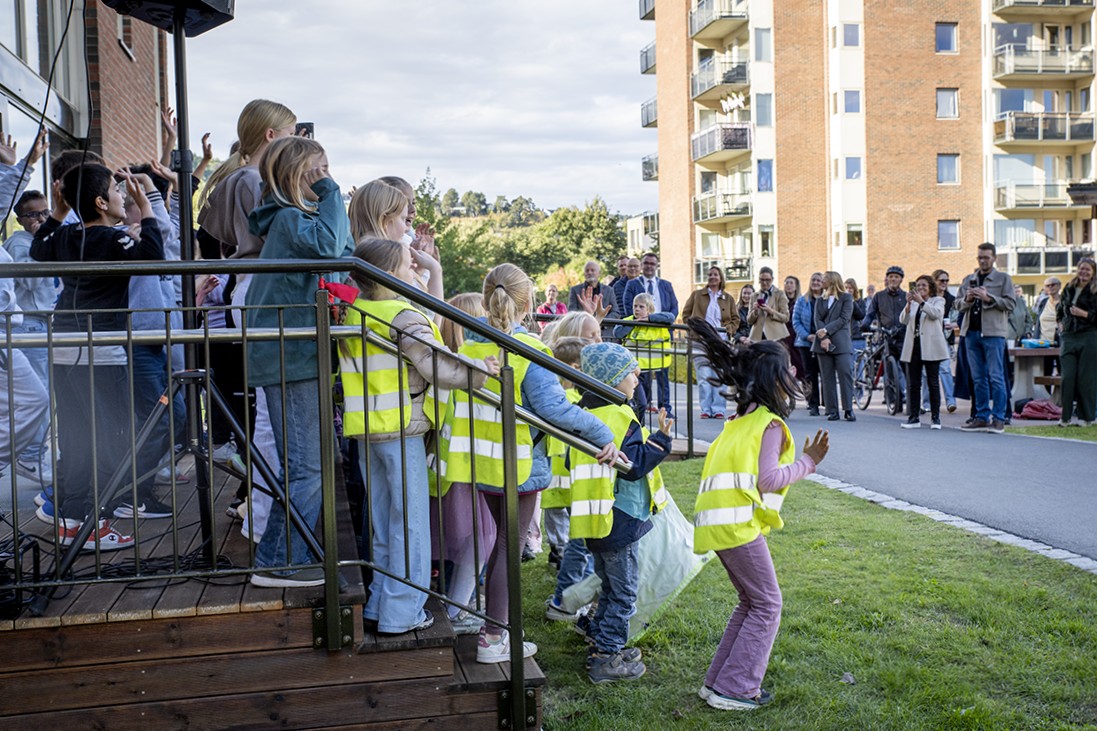 Elever i barneskolealder danser foran oppm&oslash;tte