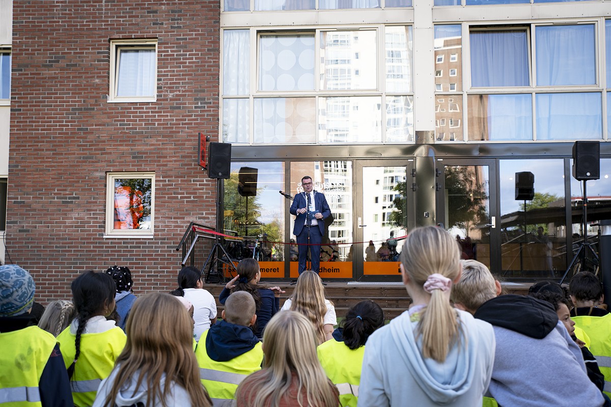 Ordfører Kent Ranum står på en scene foran mange barneskoleelever. 