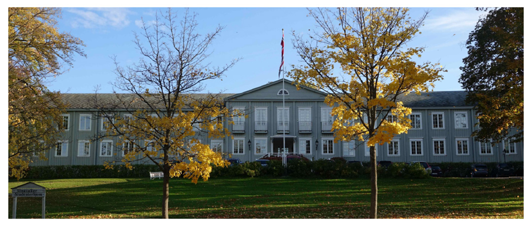 Singsaker studenthjem i 2 etasjer med gr&aring; trekledning