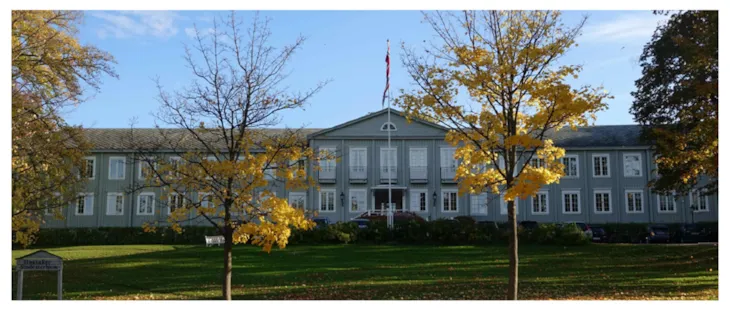 Singsaker studenthjem i 2 etasjer med grå trekledning