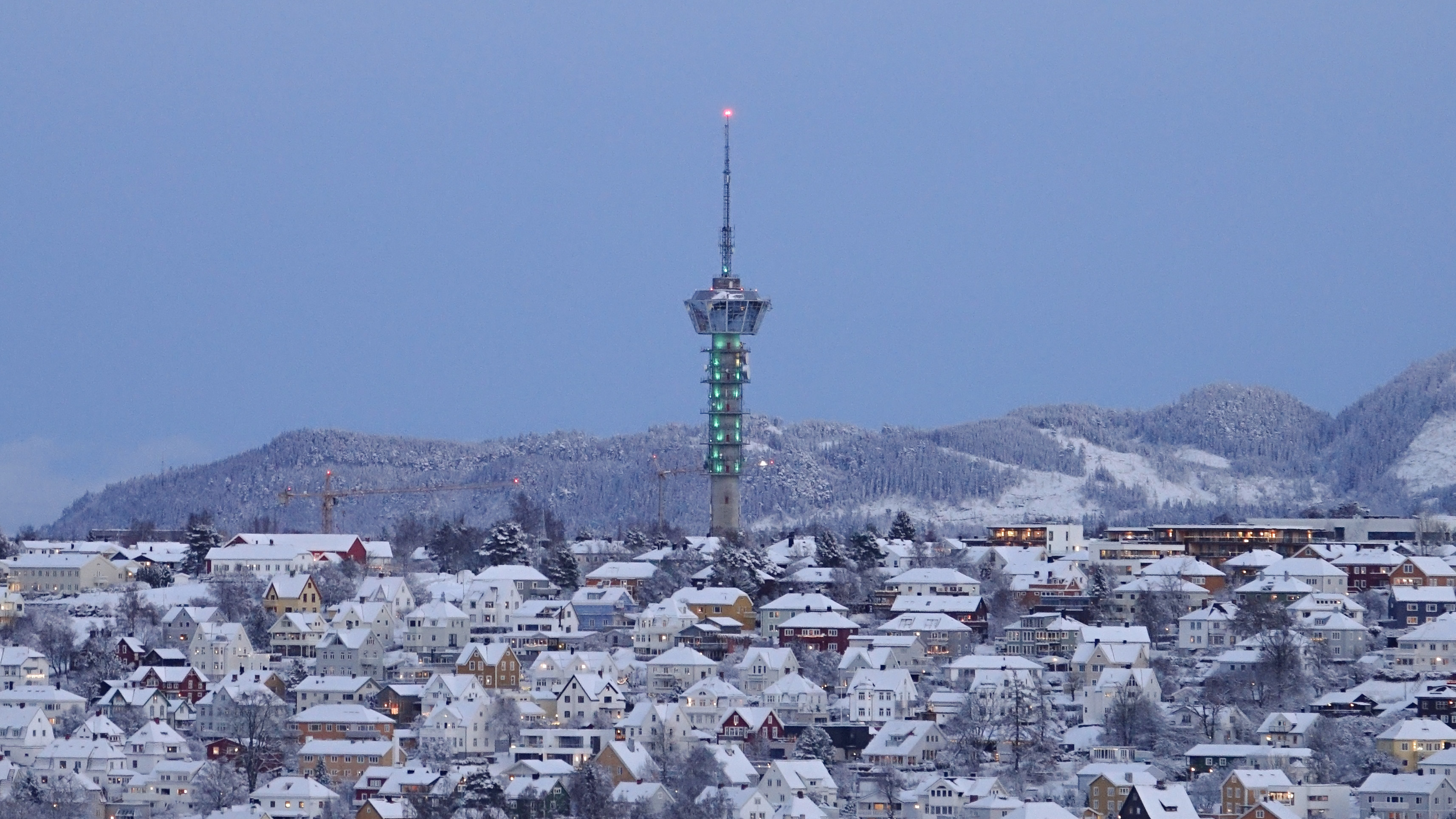 Skråfoto som viser åssiden mot Midtbyen øst