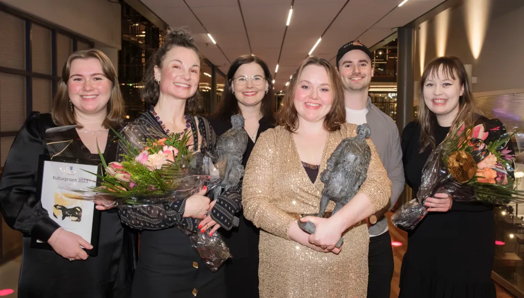 Prisvinnerne oppstilt med blomster og pris