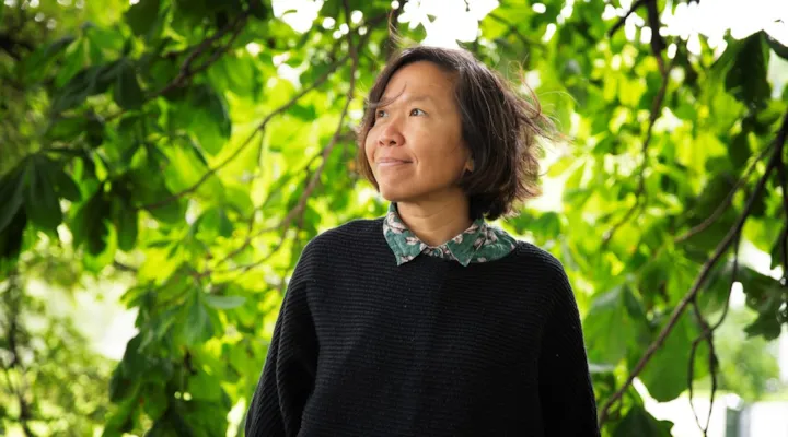 Klimarådgiver Chin-Yu Lee ute foran trær på Marinen.