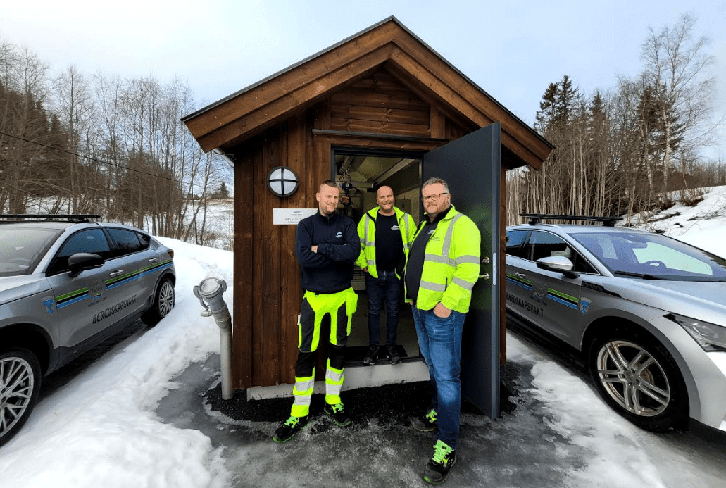 Tre representanter fra Trondheim bydrift utenfor pumpestasjon