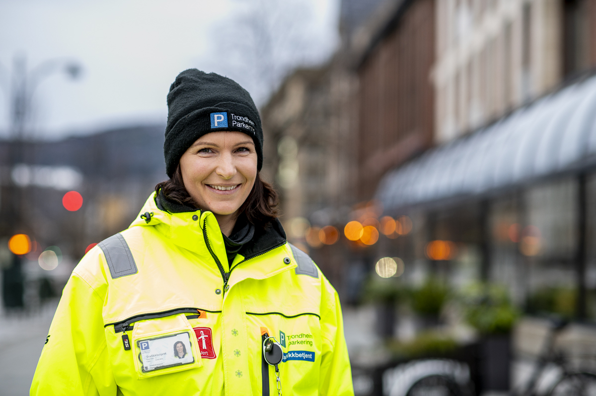 Foto av trafikkbetjent Marie i Kongens gate med utydelig bakgrunn