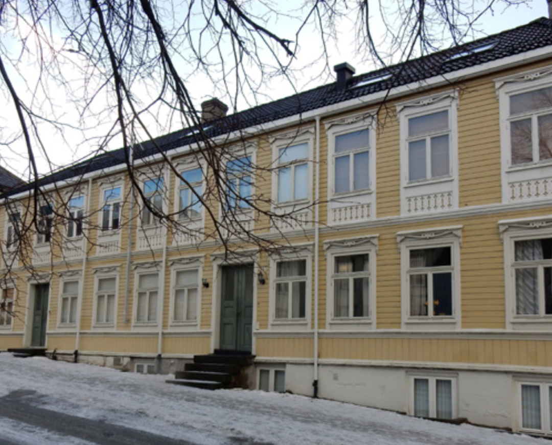 En av bildene til kapittelet om istandsetting: Trehusbebyggelsens fasader- side 35