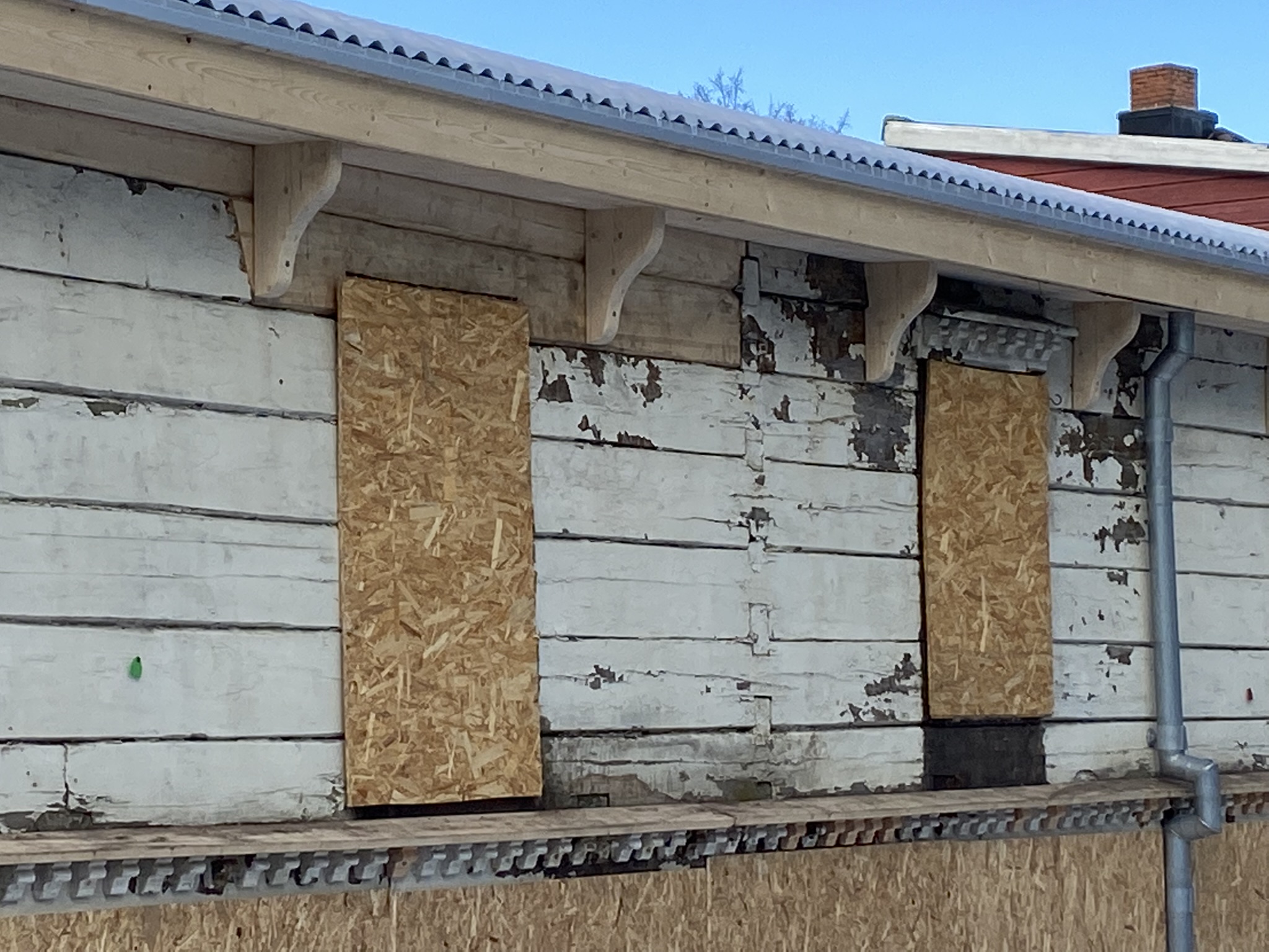 Vinduer dekket med sponplater