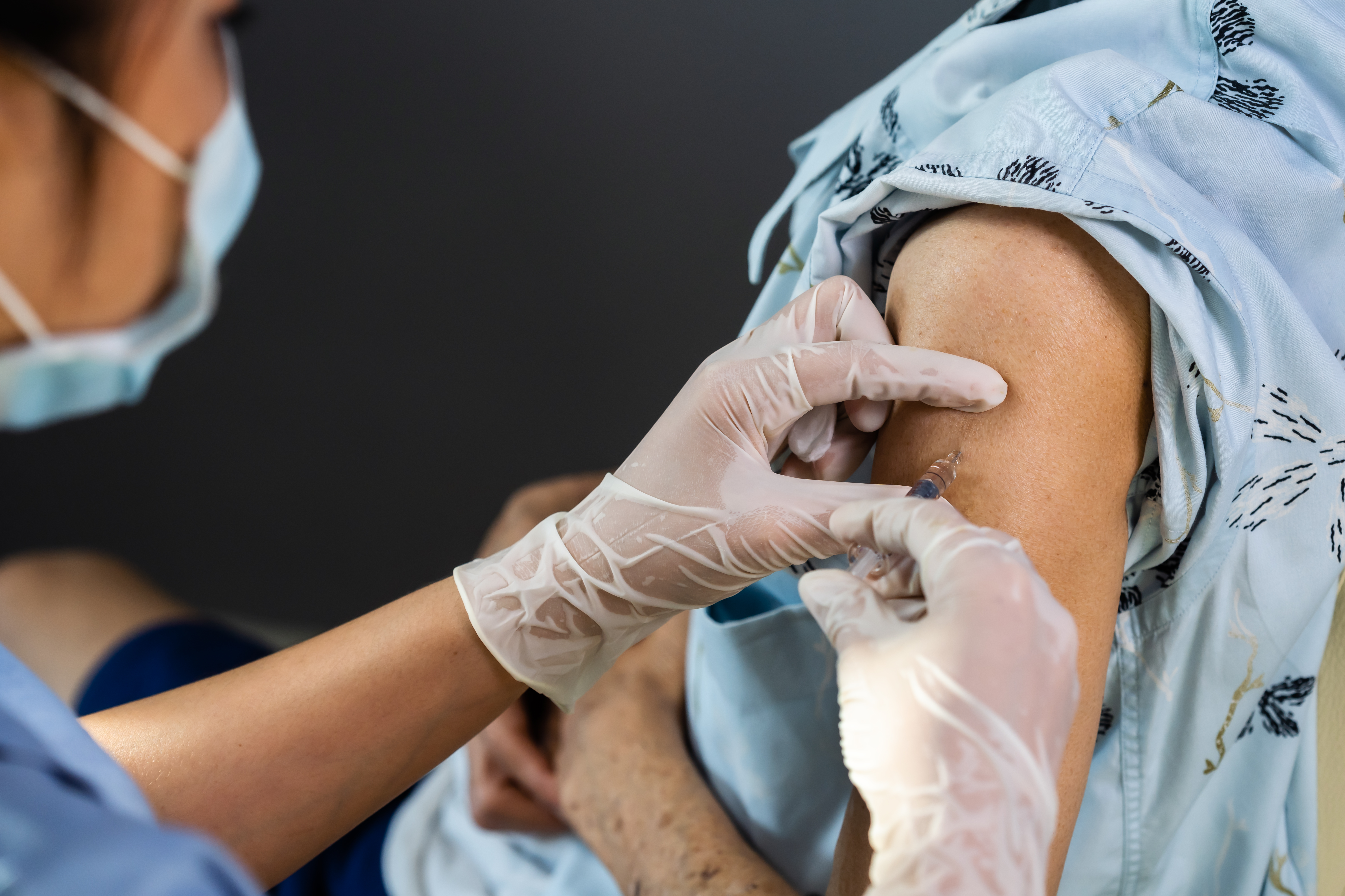 sprøyte stikkes i arm