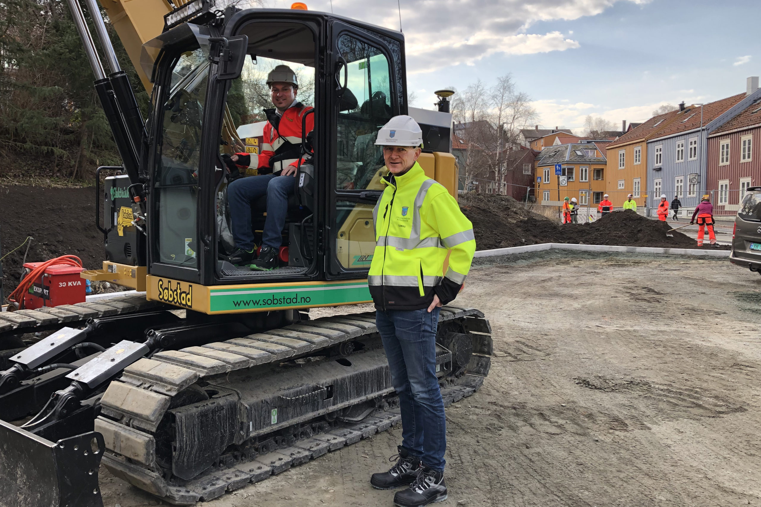 To menn og en gravemaskin