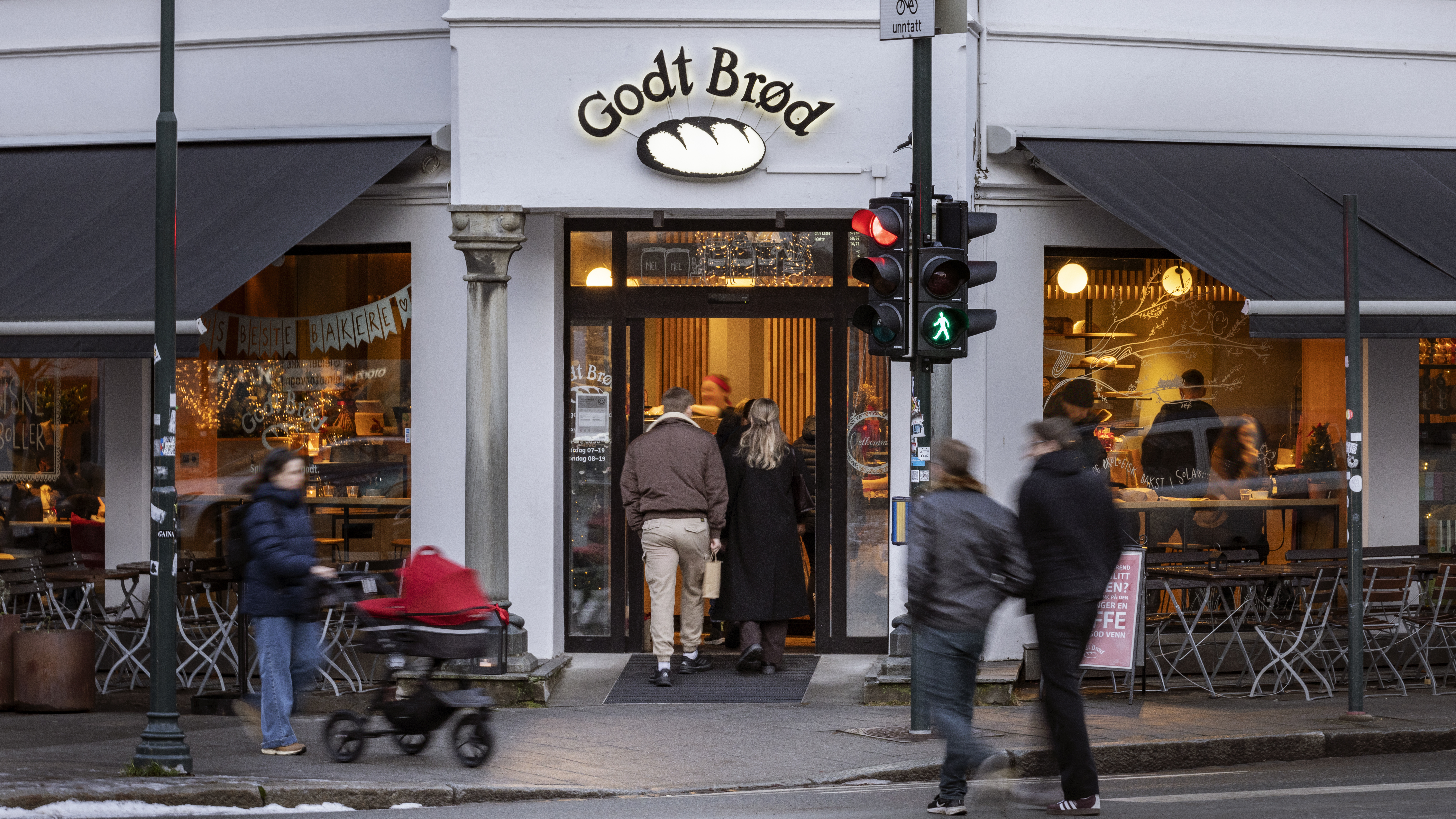 Inngang til en tmurgård i 3 etasjer på  et hjørne. Rampen ligger under et utstikkende karnapp