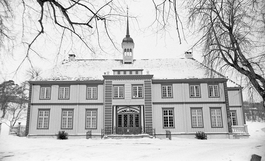 hovedbygning i 2 etasjer med klokket&aring;rn