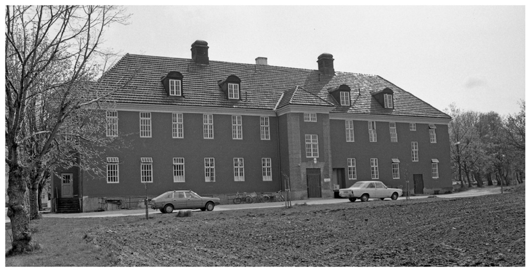 En av de to etasjers murbygningene p&aring; &Oslash;stmarka