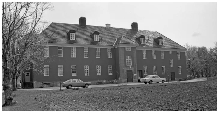 En av de to etasjers murbygningene på Østmarka