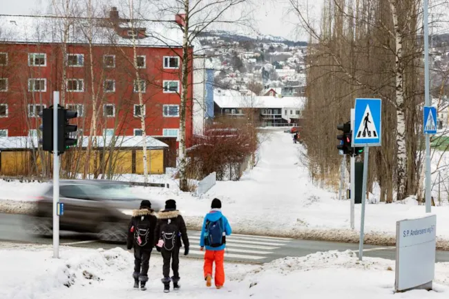 Elever skal krysse trafikkert vei