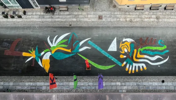 Oversiktsbilde av gatemaleri på Elsa Laula Renbergs plass