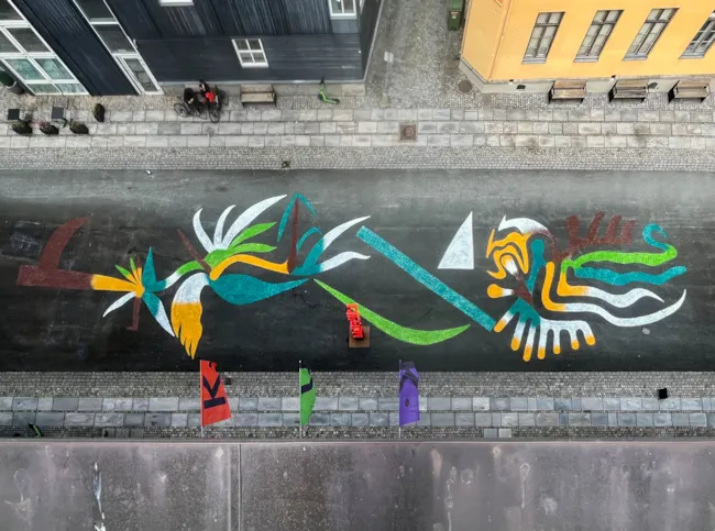 Oversiktsbilde av gatemaleri på Elsa Laula Renbergs plass