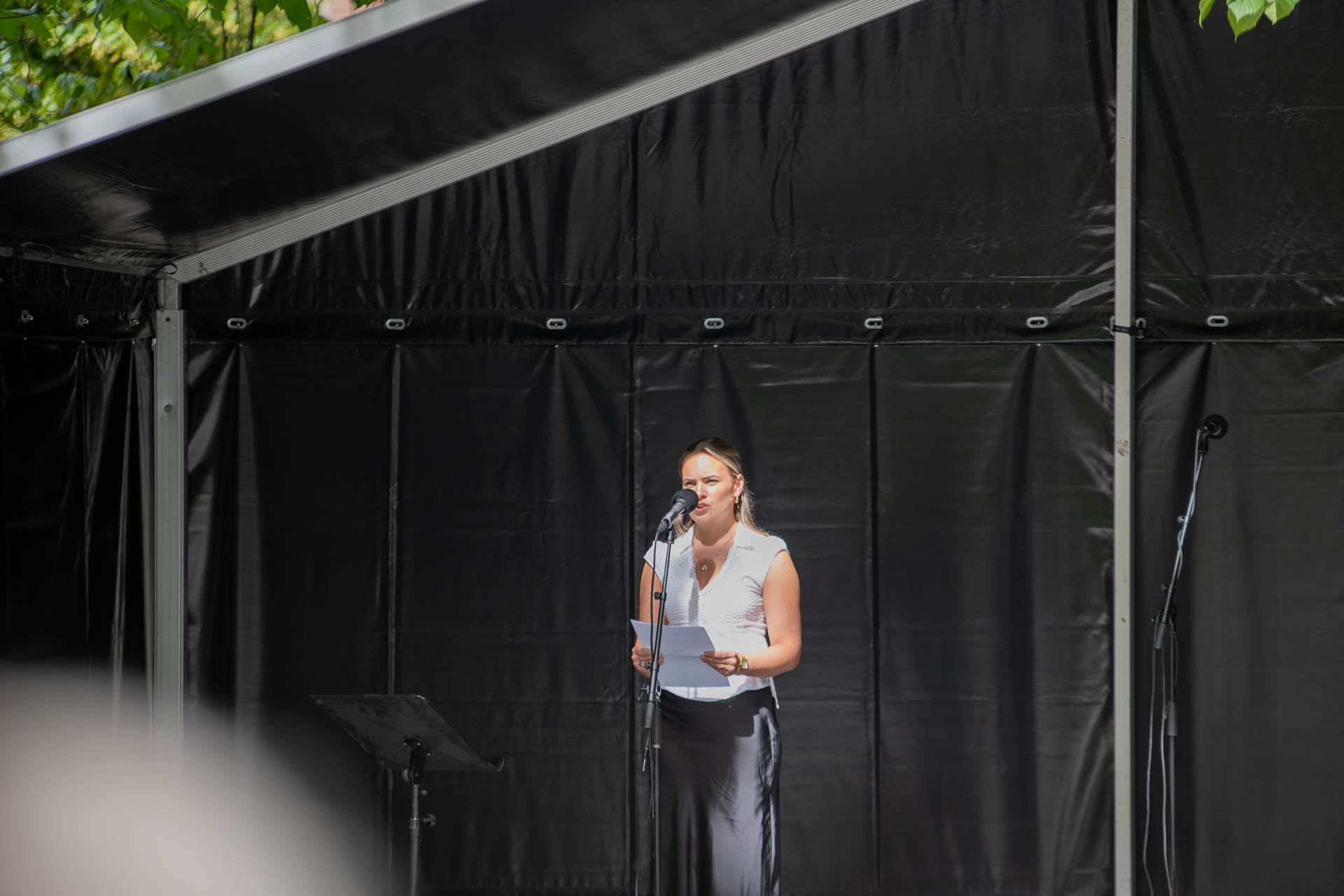 Synne Løvik holder en tale