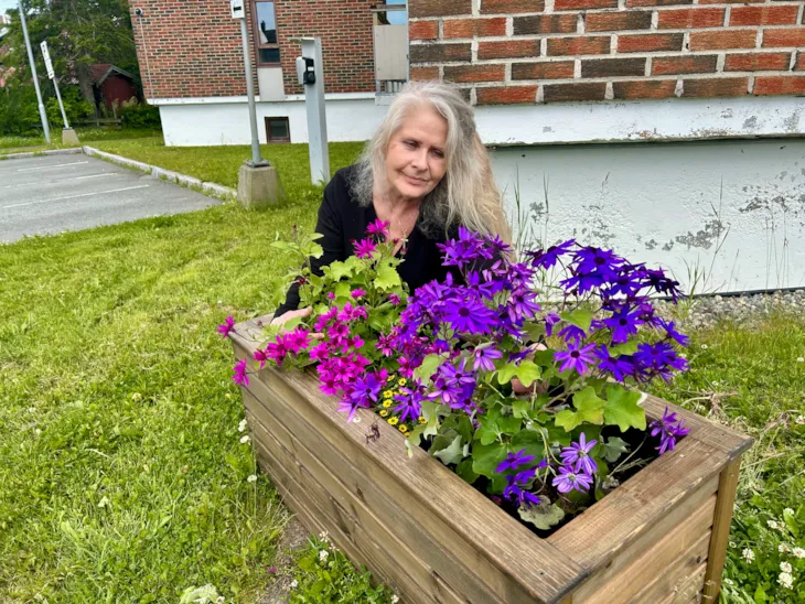 Monicha, en av beboerne planter blomster