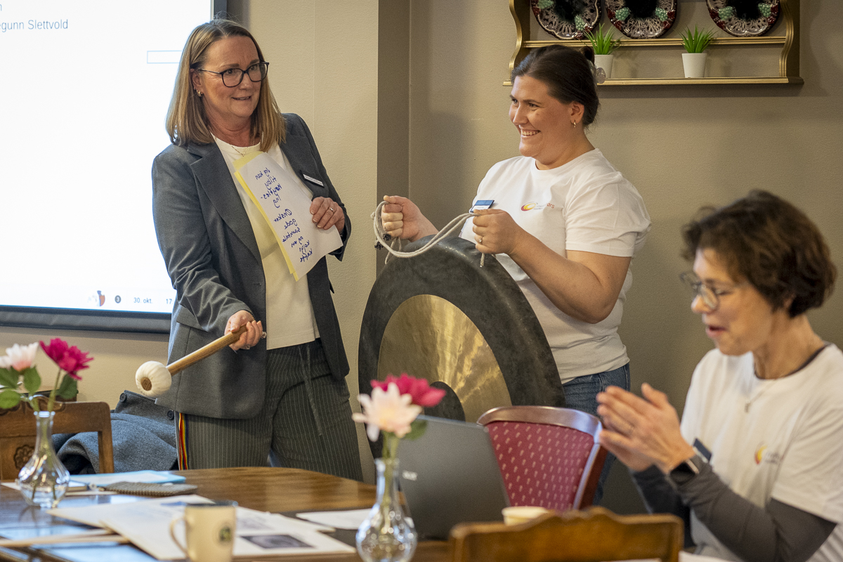 En dame slår på en stor gongong.